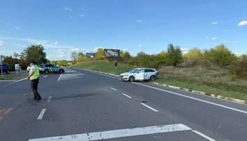 Zrážka auta s motocyklom pri Bratislave. Motorkára odviezli do nemocnice