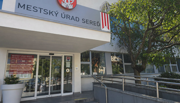Striekačky voľne ležia na uliciach. Mesto rieši čoraz vážnejší problém