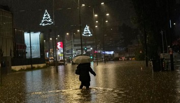 Populárnu destináciu trápia výkyvy počasia. Ženu zabilo auto unášané prúdom veľkej vody