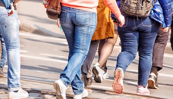 Strácajú vaše rifle farbu a tvar? Tu je zopár tipov na pranie, ktoré im predĺžia životnosť