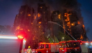 Bilancia obetí požiaru bytového komplexu v Hongkongu je hrozivá. Záchranári našli ďalšie telá