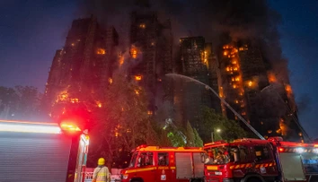 Bilancia obetí požiaru bytového komplexu v Hongkongu je hrozivá. Záchranári našli ďalšie telá