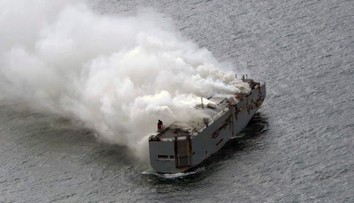 Poškodenú loď, na ktorej horeli autá, odtiahnu do prístavu