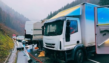 FOTO+VIDEO: Dopravná nehoda na Donovaloch. Kamionista dostal šmyk, čelne sa zrazil s odťahovkou