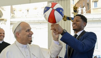 FOTO+VIDEO: Basketbalová šou vo Vatikáne. Harlem Globetrotters učili pápeža Leva XIV. točiť loptu na prste