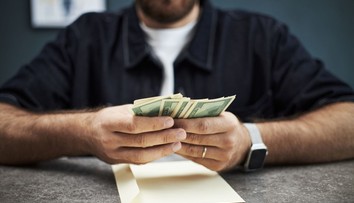 Muž našiel obálku obrovskej hodnoty, osobne ju vrátil. Z nálezného sa mu zakrútila hlava