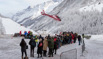 V zasneženom Zermatte stále pracujú na vyslobodení dovolenkárov, využiť mohli "letecký most"