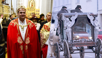 FOTO: Pohreb rómskeho kráľa v Košiciach: Honosný koč a zlatá truhla. Prípravy vrcholia