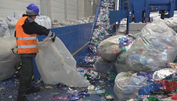 Ukážeme vám, čo sa deje s PET fľašou po vhodení do zberného automatu