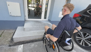 Bezbariérový vstup so samými prekážkami. Do viacerých štátnych budov sa hendikepovaní ľudia nemajú ako dostať