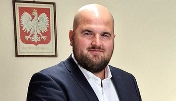 Lekár za rok zarobil 705-tisíc eur. Má jachtu a luxusné hodinky, no vedie zadlžené nemocnice