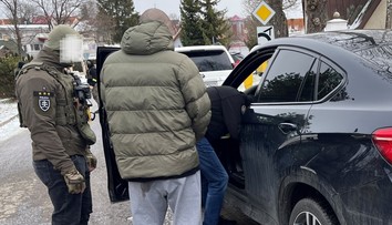 Desaťtisíce liekov, hotovosť aj luxusné auto: Polícia rozbila nelegálny biznis na severe Slovenska