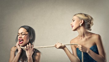 Máte vo svojom okolí toxickú kamarátku? Tieto znaky ju odhalia