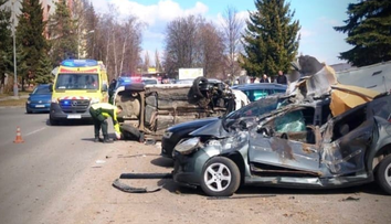 Vodič narazil do troch áut pri ceste. Nehoda v Poprade ochromila dopravu