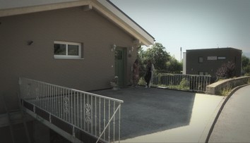 K domu si postavila prístupovú cestu cez mostík. Majiteľka si tým však poriadne zavarila