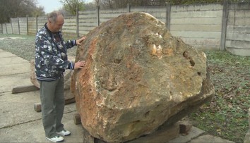 Do slovenskej obce dorazil vzácny kameň. O jeho osude rozhodnú obyvatelia