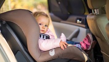 Taliani musia mať v autách výstražný systém. S týmto zariadením už rodičia nezabudnú dieťa v autosedačke