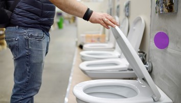 Chytilo ho to v nesprávnom čase. Zákazník vykonal potrebu do vystavenej toalety priamo v predajni