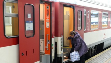 Vlak z Bratislavy meškal vyše hodiny. Cestujúca odmietla respirátor, zasiahnuť musela polícia