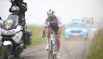 Skvelý Kubiš s parádnym výsledkom hneď na úvod klasík. Van Aert mal veľkú smolu