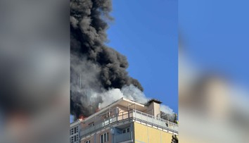 FOTO+VIDEO: Zo strechy paneláku v Banskej Bystrici sa valil hustý čierny dym, ľudí museli evakuovať