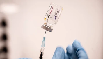 Krvné zrazeniny by mali byť vedené ako zriedkavé vedľajšie účinky AstraZenecy, uviedla EMA