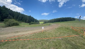 Motorkár na podujatí v Domaniži nezvládol skok a vrazil do divákov. Zranené sú štyri osoby, jedna ťažko