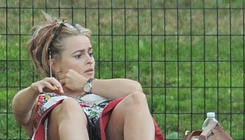 Slávna herečka si ľahla v parku. Pod šaty jej nikto nechcel vidieť