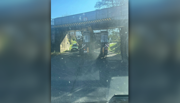 Dopravné obmedzenie v Partizánskom: Pod mostom sa zaseklo nákladné auto