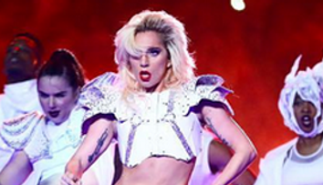 Neprajníci sa pustili do Lady Gaga. Podľa nich má tučné brucho