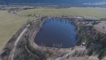 Jama plná toxického kalu v Predajnej hrozí preliatím. Sú v nej nebezpečné gudróny