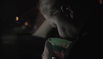 Tehotná herečka sa s tým nepára. Zverejnila video ako vracia v aute