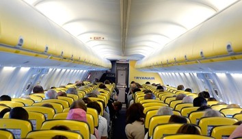 Absurdná scéna na palube lietadla. Cestujúci žuval stránky pasu, jeho spoločník ho chcel spláchnuť