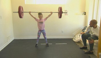 Má len osem rokov a namiesto bábik drží v ruke činku