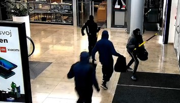 VIDEO: Nevydarená lúpež v Eurovei. Páchatelia si brúsili zuby na cennosti z klenotníctva