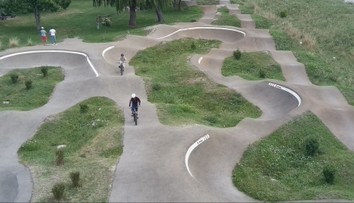 Na obľúbenej pumptrackovej dráhe úradujú vandali: Podpálená toaleta, vosk na trati a deti v ohrození
