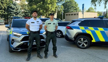 Ležal v kaluži krvi a prestal dýchať. Policajti bojovali o jeho život priamo na ulici