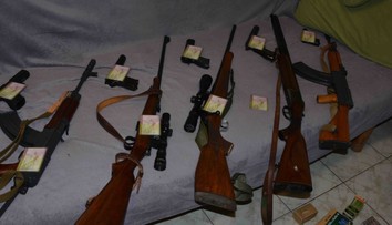 Na Silvestra strieľal samopalom v dave ľudí: Muža v Seredi už zadržali