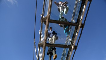 VIDEO: Atrakcia sa zmenila na smrteľnú priepasť. Pod turistami sa zrútil sklenený most