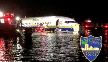 FOTO: Boeing 737 minul na Floride pristávaciu dráhu a skončil v rieke. Na palube bolo 143 ľudí