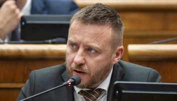 Už ho má v ruke. Splnomocnenec vlády Peter Kotlár si prevzal uznesenie o obvinení