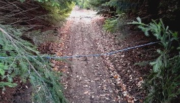 Natiahnutý drôt v lese zranil motorkára. Naša reportáž spôsobila poriadny rozruch medzi lesníkmi