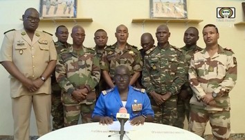Vojenský prevrat v Nigeri. Zadržaný prezident Bazoum vyhlásil, že bude brániť demokraciu