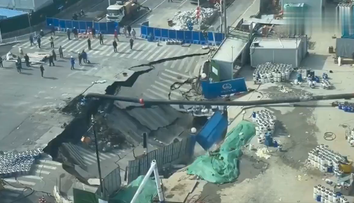 VIDEO: Zem takmer pohltila robotníkov. Kamera zachytila, ako sa v centre Šanghaja vytvorilo obrovské prepadlisko