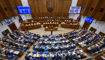 Hádka v parlamente o druhom pilieri. Vláda tlačila na skrátené legislatívne konanie, opozícia bola proti