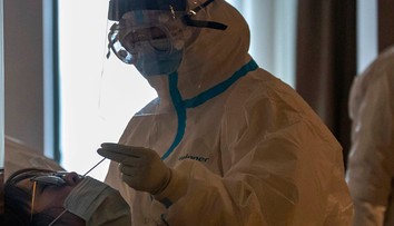 Zatvorte úplne všetko na mesiac, odporúča čínsky virológ