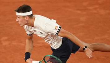 Po tvrdom boji opúšťal kurt na vozíku. Český mladík sa naštartoval k skvelým výkonom a je v semifinále