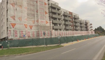 Neslávny Glance House v Bernolákove ožíva. Nový majiteľ už predáva byty