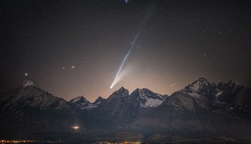 FOTO: Podmanivý záber kométy nad tatranskými štítmi. Najlepšia snímka dňa podľa NASA vznikla na Slovensku