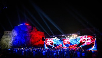 Pod pódium mohli iba pozvaní, bežní ľudia sedeli inde. Oslavy príchodu vierozvestcov vyvrcholili galavečerom